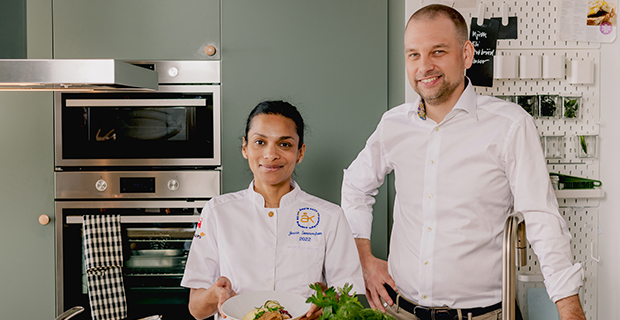 Jessie Sommarström, vinnare av Årets Kock 2022 och Marcus Carlsson, Country Food Manager på IKEA Sverige.